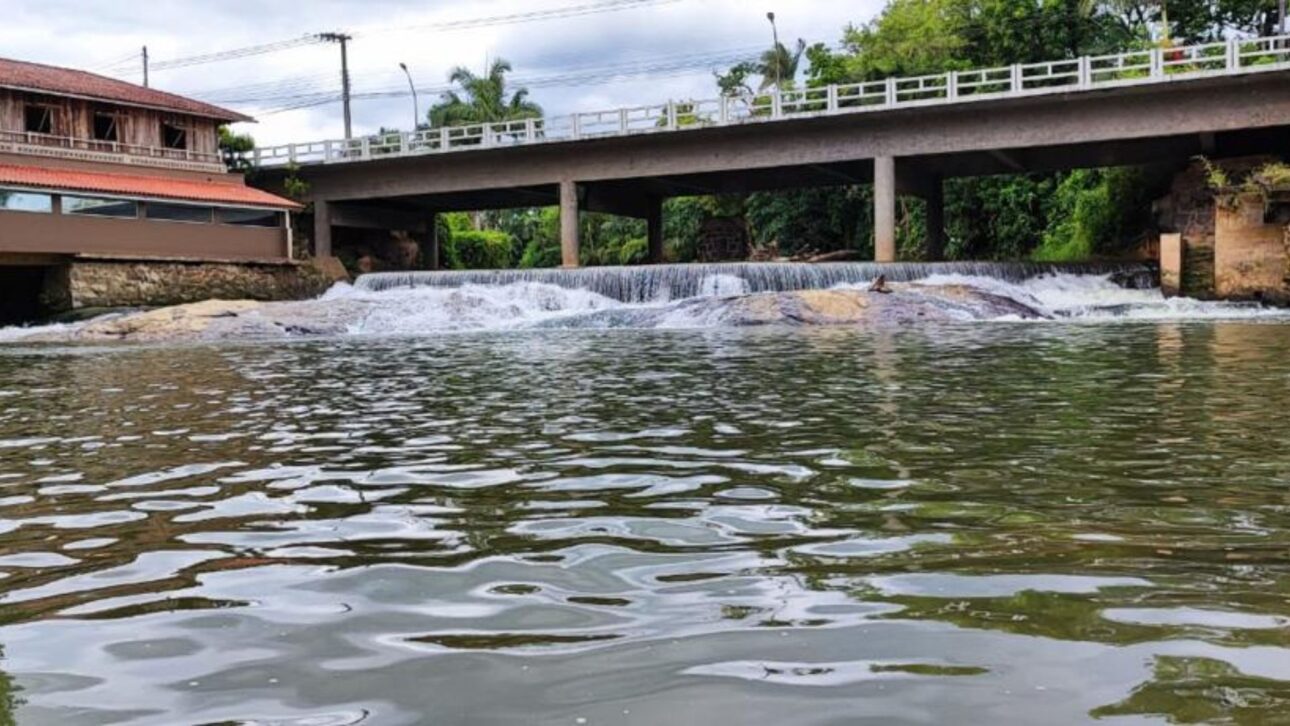 Playita de Schroeder reúne historia, agua dulce y área revitalizada con arena blanca en el centro de la ciudad, atrayendo visitantes en los días calurosos de verano.
