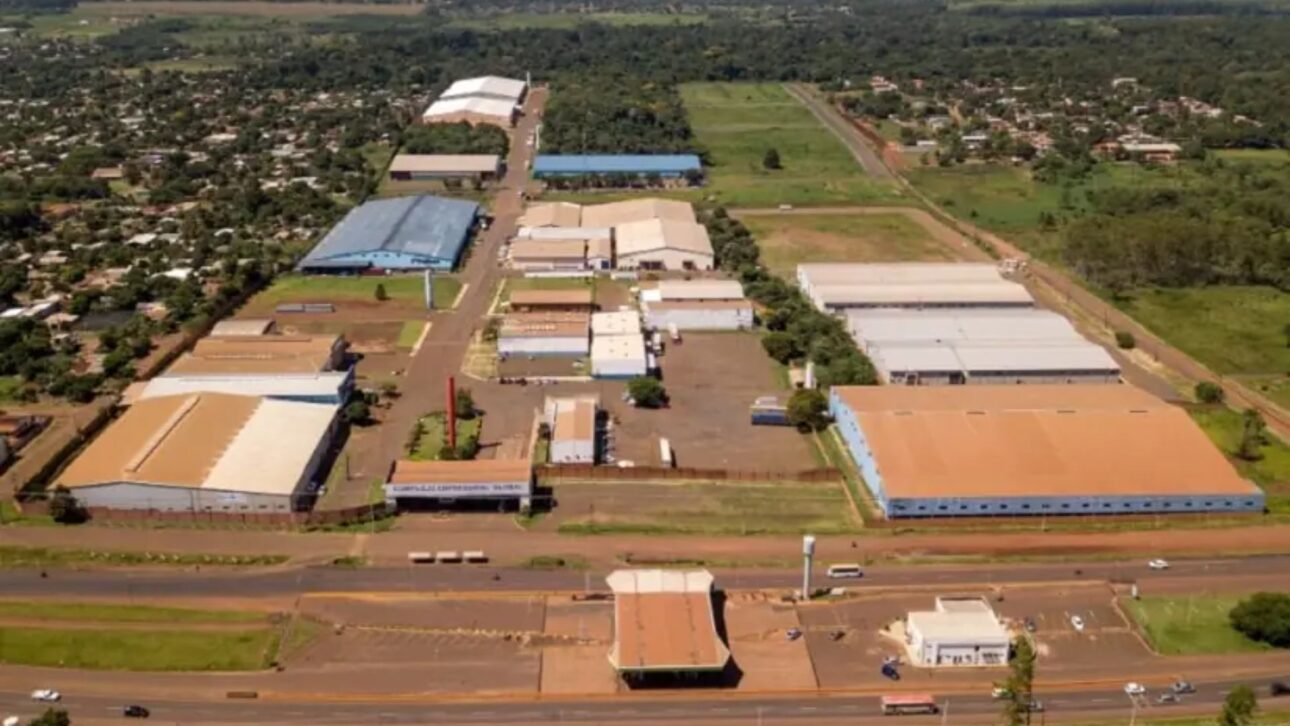Fábrica industrial em Ciudad del Este, Paraguay, onde empresas brasileiras operam sob regime de maquila. (Imagem: Reprodução / Wikimedia Commons)