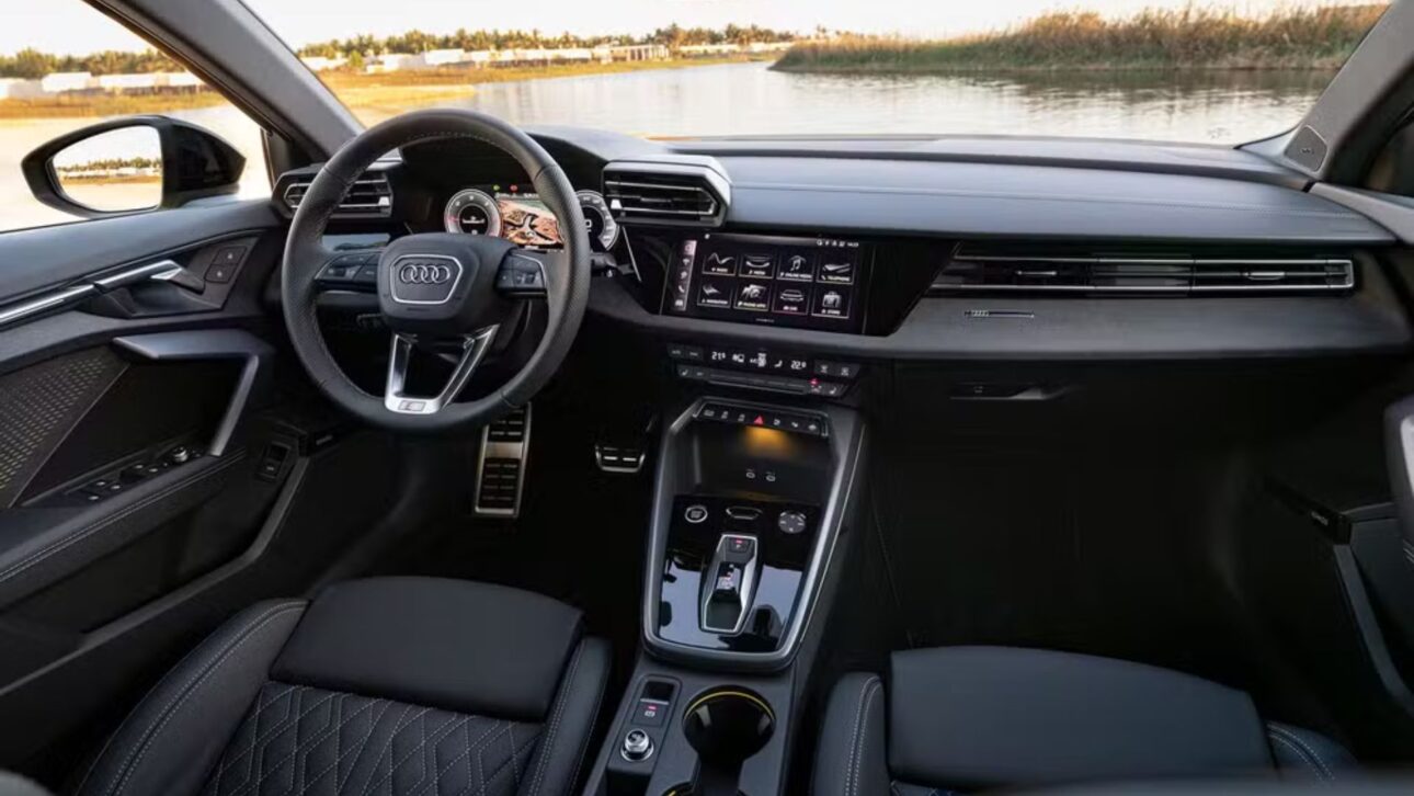 Audi A3 2025 tiene el mismo motor del Golf GTI, desempeño fuerte y precio hasta R$ 120 mil menor, destacando gran costo-beneficio.