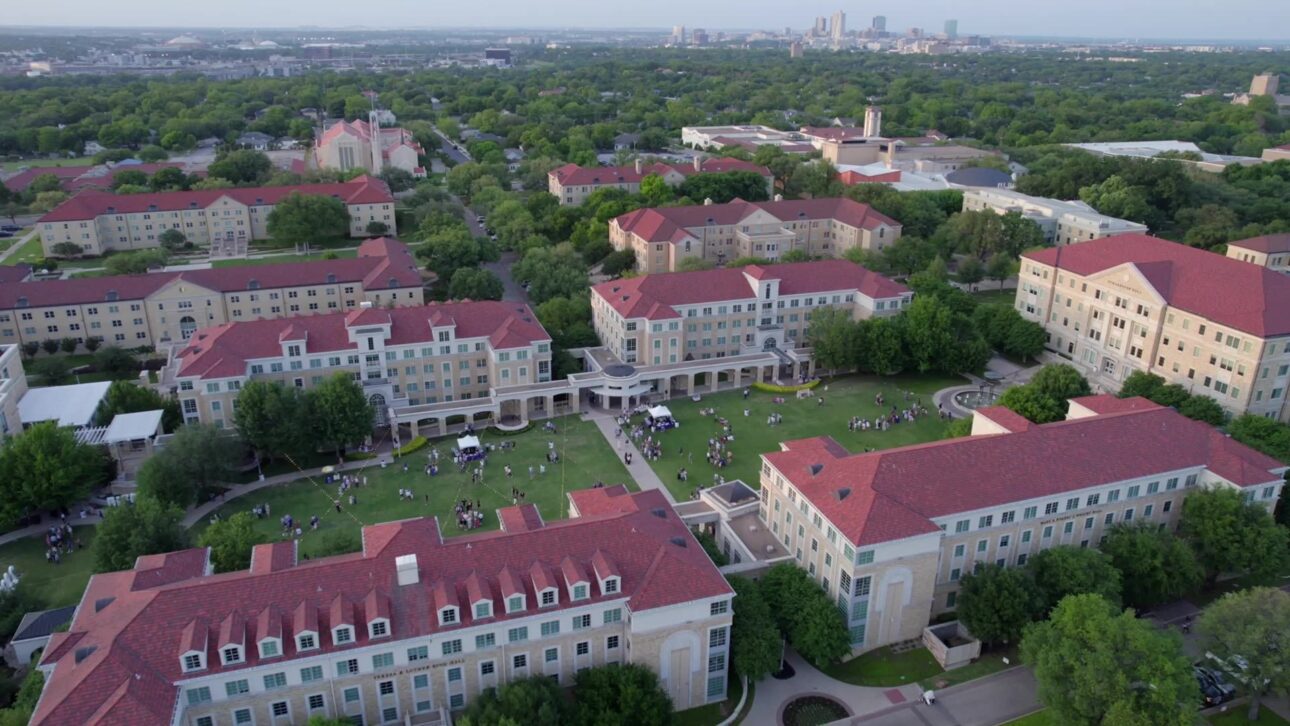 Carson Huey-You concluiu o doutorado em física quântica aos 21 anos na TCU e desenvolve modelos avançados para simular o mundo subatômico.