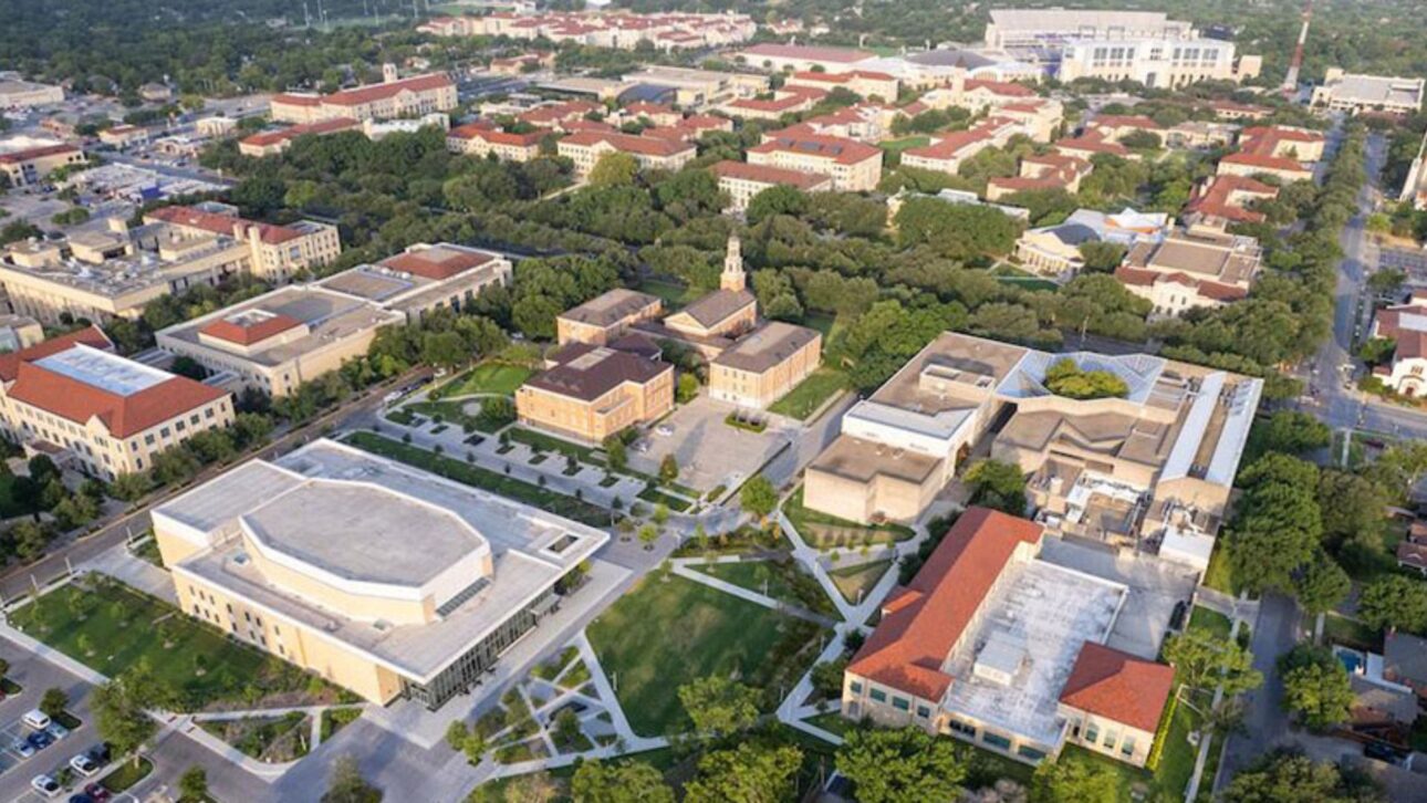 Carson Huey-You concluiu o doutorado em física quântica aos 21 anos na TCU e desenvolve modelos avançados para simular o mundo subatômico.