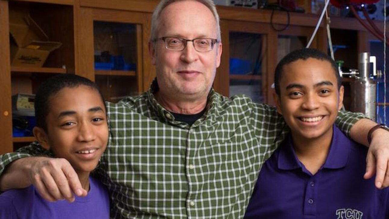 Carson Huey-You concluyó o doutorado em física quântica aos 21 anos na TCU e desenvolve modelos avançados para simular o mundo subatômico.