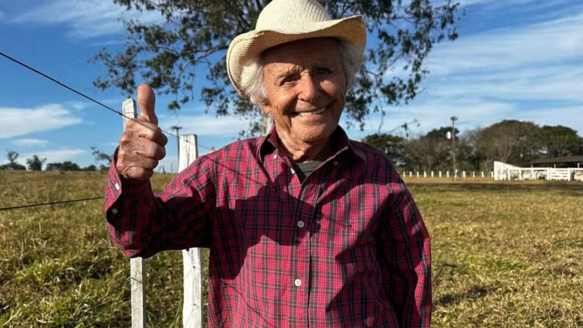 Idoso de 102 anos mantém rotina ativa no Pantanal, dirige, pesca e administra duas fazendas com autonomia e disciplina diária.