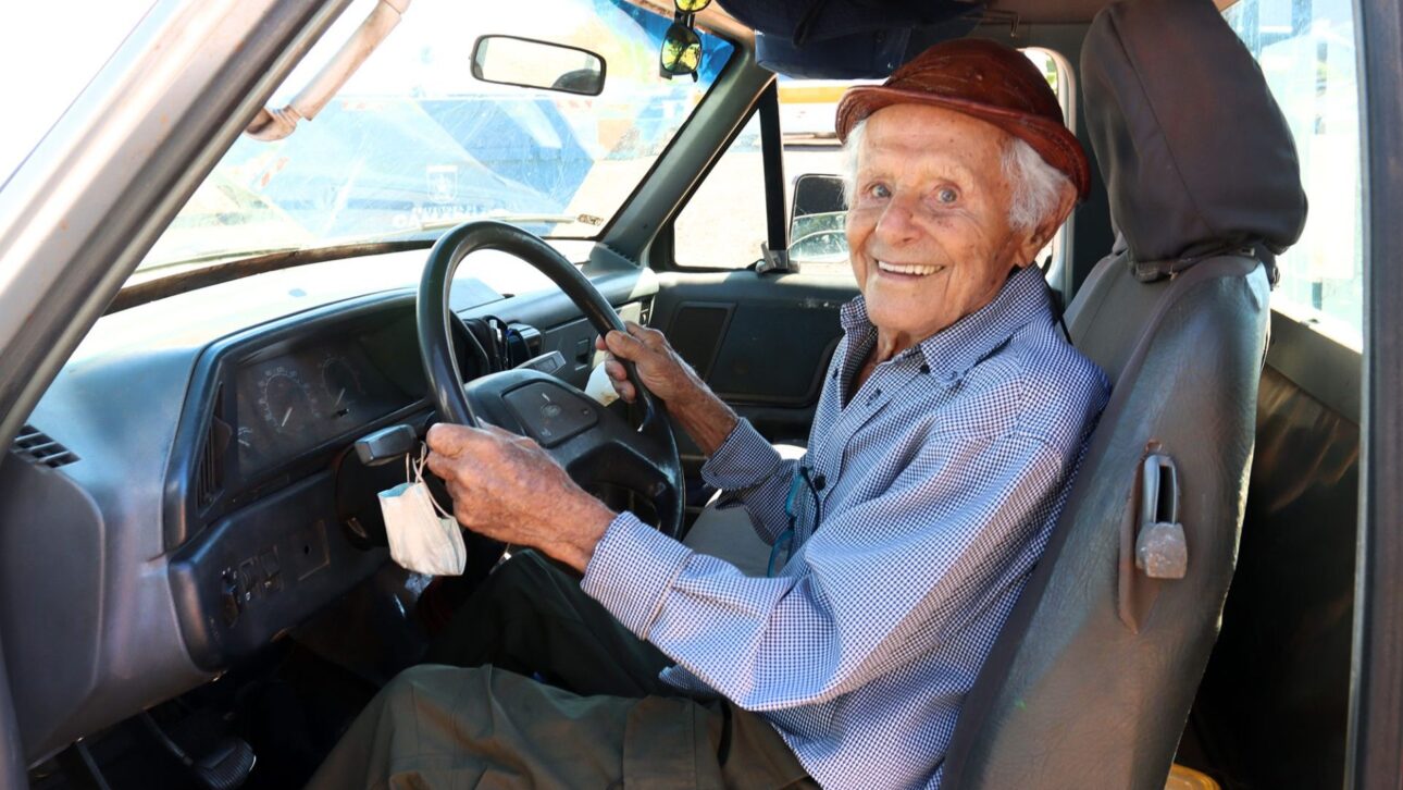 Anciano de 102 años mantiene rutina activa en el Pantanal, conduce, pesca y administra dos fincas con autonomía y disciplina diaria.