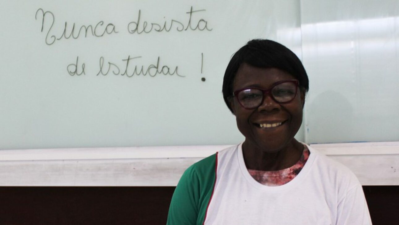 A los 70 años, ex-empleada de servicios generales conquista plaza en Pedagogía en la Uenf y prueba que nunca es tarde para volver a estudiar.