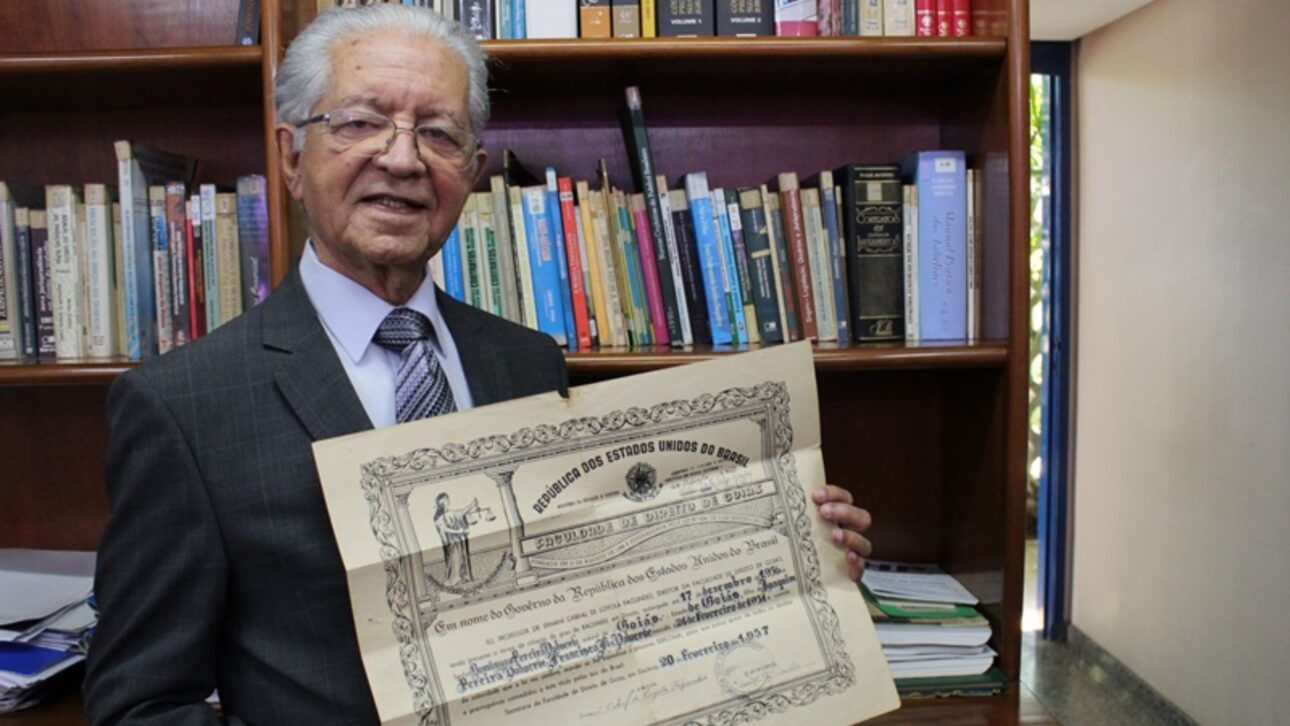 A los 92 años, Domingos Pereira Valverde realiza sueño pospuesto desde 1956 al recibir la credencial de la OAB-GO e iniciar carrera en la abogacía.