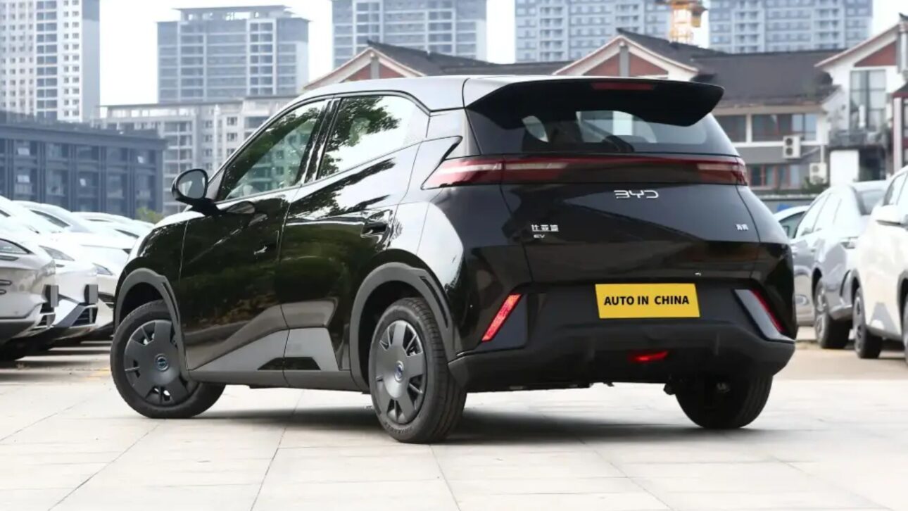 Precio bajo del BYD Dolphin Mini llama atención, pero valor solo se aplica a China; vea detalles del Seagull, autonomía, versiones y expansión global.