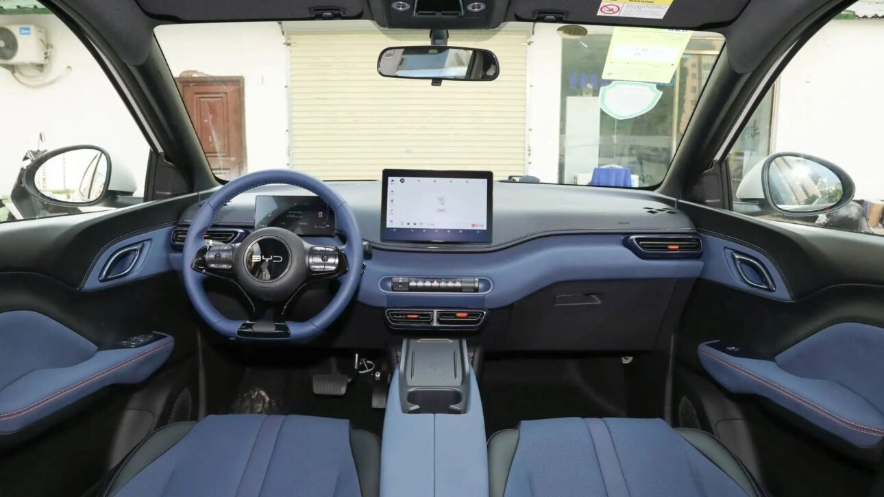 Precio bajo del BYD Dolphin Mini llama atención, pero valor solo se aplica a China; vea detalles del Seagull, autonomía, versiones y expansión global.