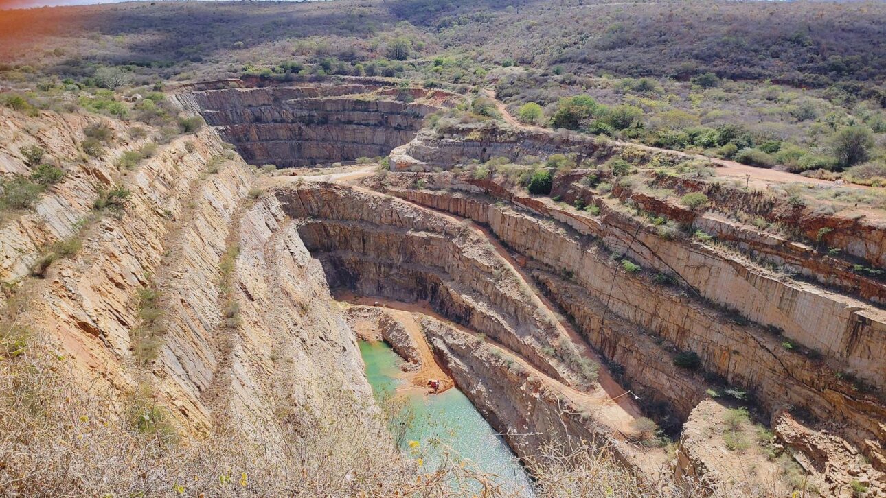 La historia del uranio revela cómo un mineral oscuro impulsó descubrimientos científicos, energía nuclear, avances médicos y grandes cambios tecnológicos.