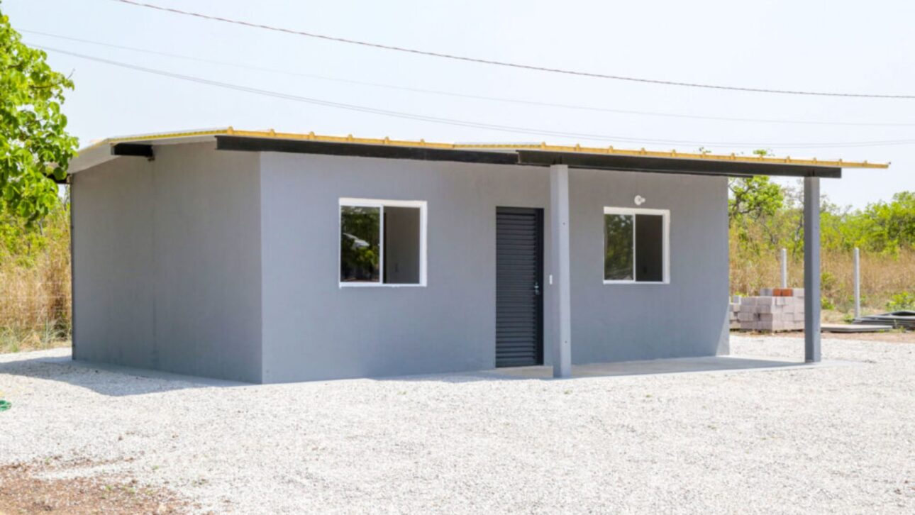 Casa prefabricada de concreto lista en terreno residencial como ejemplo de vivienda accesible y rápida de montar. (Imagen: stock-photo)