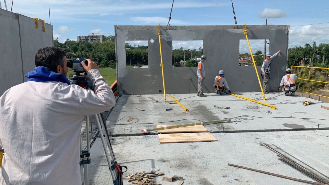 Paneles estructurales de concreto siendo instalados en obra prefabricada, ilustrando rapidez y precisión en el proceso. (Imagen: stock-photo)