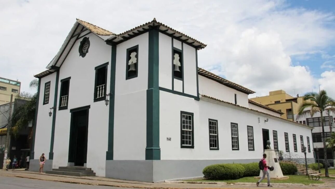 Lavras combina universidad fuerte, cafés premiados y calidad de vida en el Sur de Minas, atrayendo estudiantes, familias y visitantes todo el año.