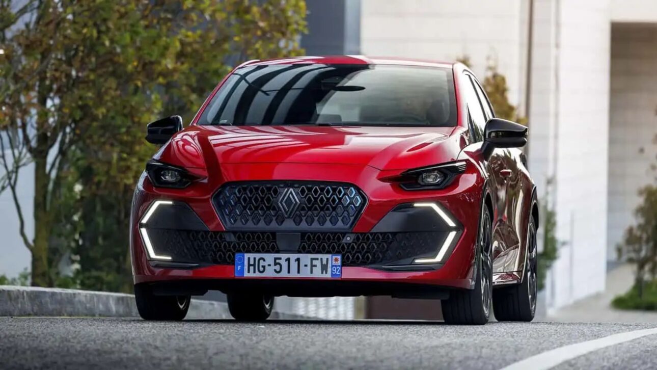 Renault Clio híbrido 2025 llega mayor, más potente y eficiente, con câmbio multimodo y 160 cv, destacando desempenho e baixo consumo.