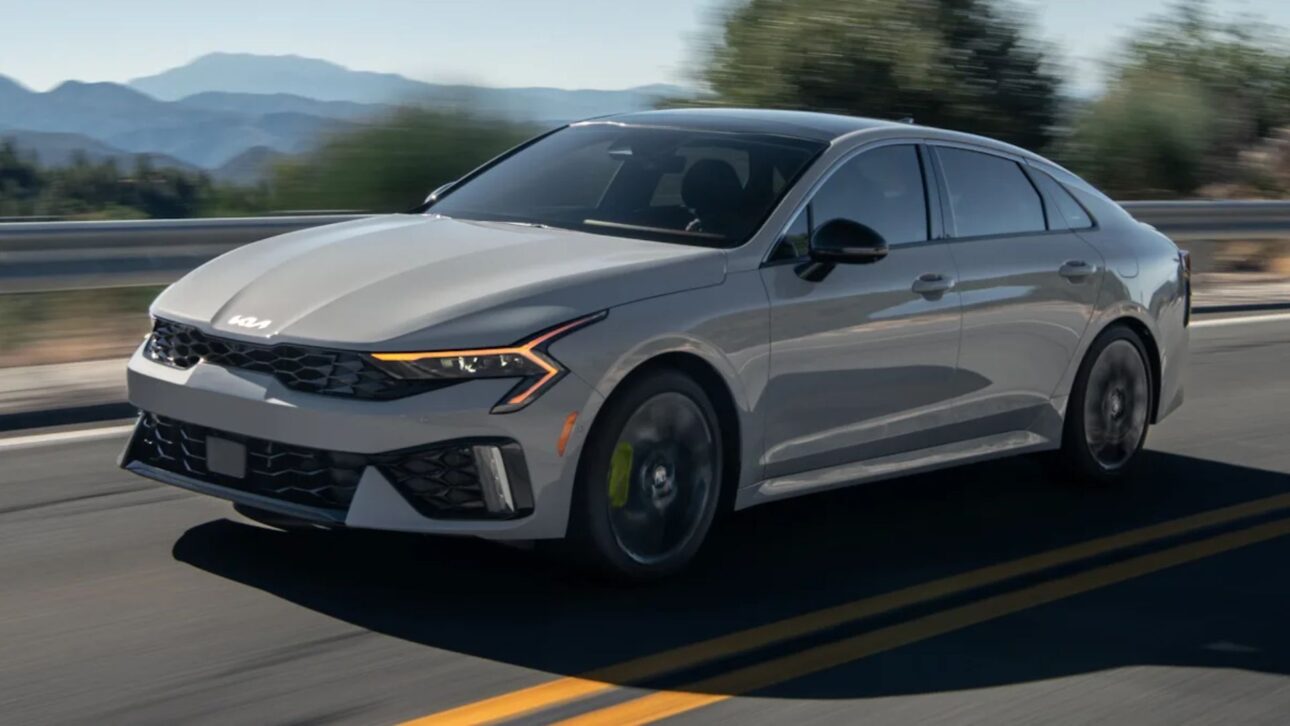 Cinco carros antes criticados pelo visual agora exibem design de luxo e reposicionam suas marcas com estilo refinado e identidade moderna.