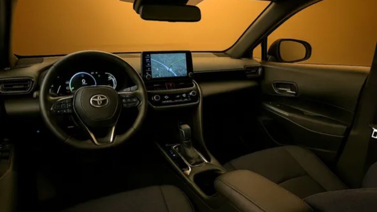 Nueva camioneta híbrida flex de Toyota llega con versión plug-in 4x4, plataforma TNGA y foco en eficiencia para disputar el segmento intermediario.