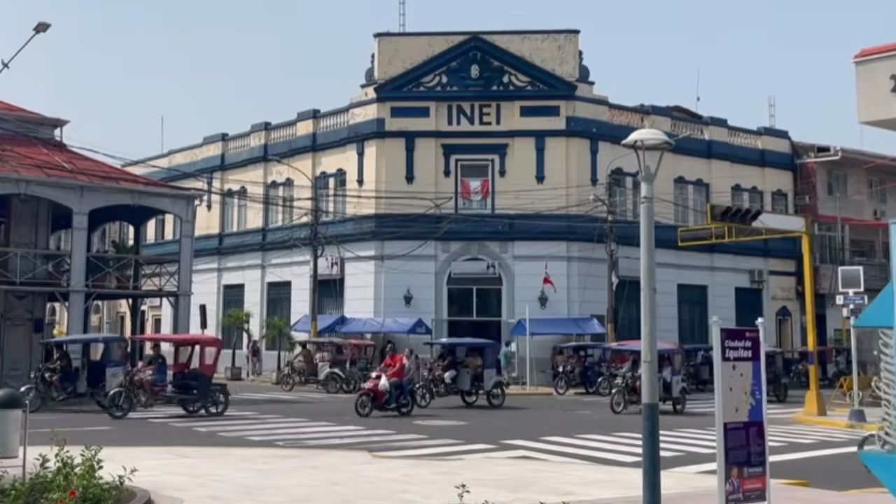 Descubre Iquitos, la mayor ciudad aislada de Perú. Sin carreteras en la Amazonía, esta metrópoli en la selva fascina con cultura única y aventura.