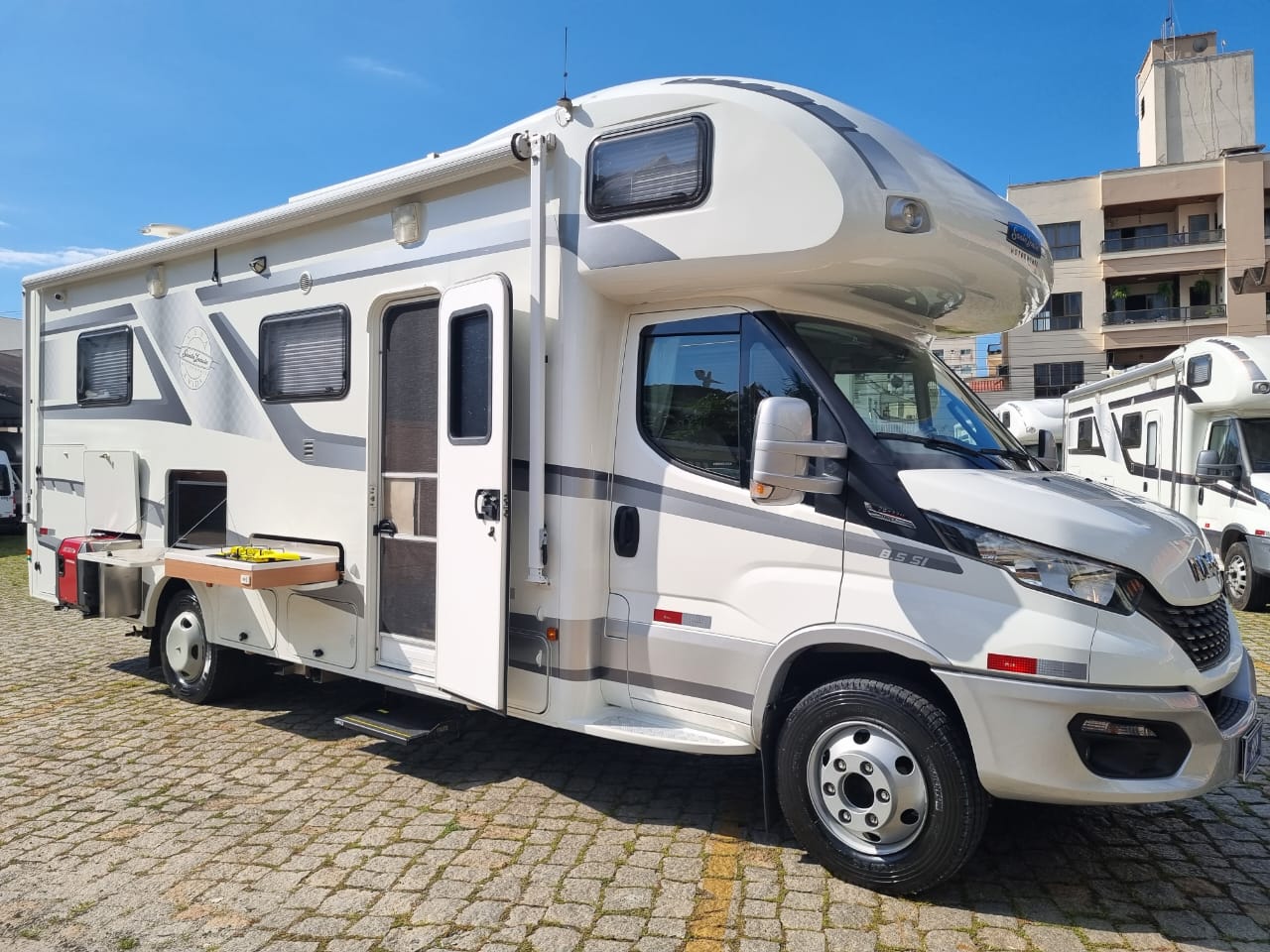 O motorhome nacional que virou "casa de campo sobre rodas": Iveco Daily 70-170 transformado surpreende com beliches, cama de casal e tanque de água gigante; saiba tudo sobre o Daily Home