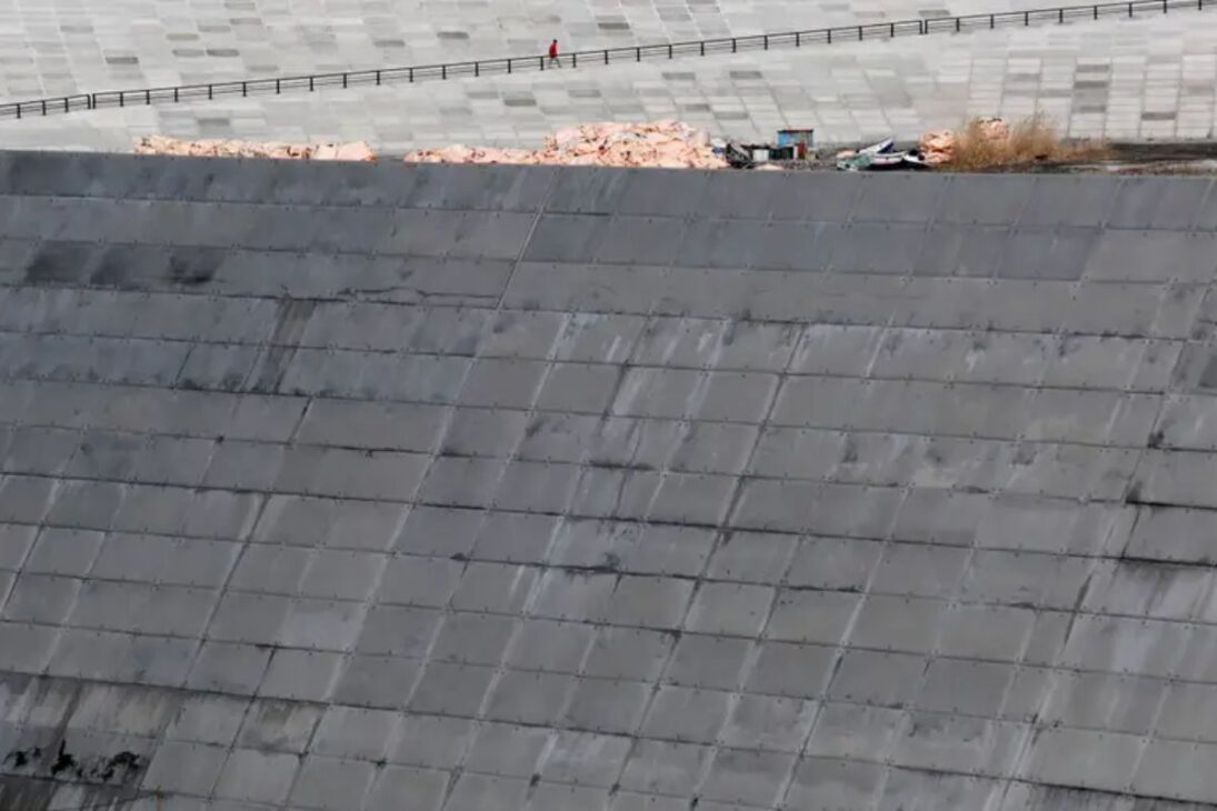 Japón levanta un muro de 400 km y 12 metros para contener tsunamis tras 2011, cuesta US$12,7 mil millones, entrega hasta 2030, salva vidas, irrita a los residentes locales