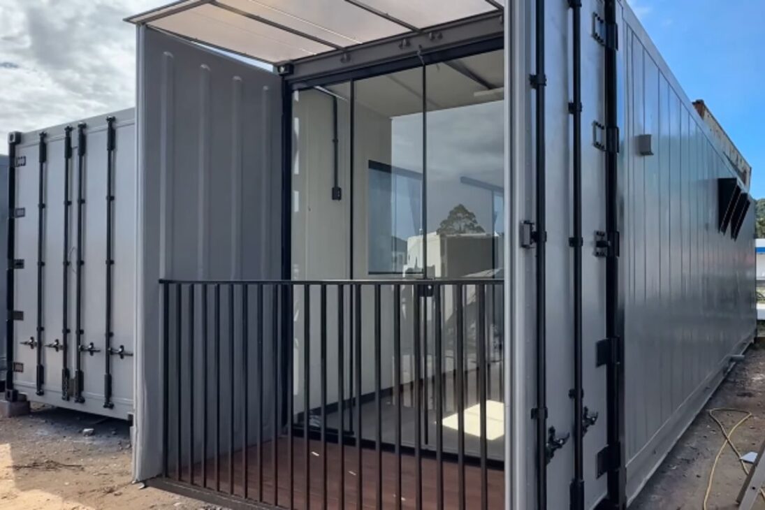 Kitnet container dupla com deck de madeira transforma antigo contêiner frigorífico em casa termoacústica personalizada