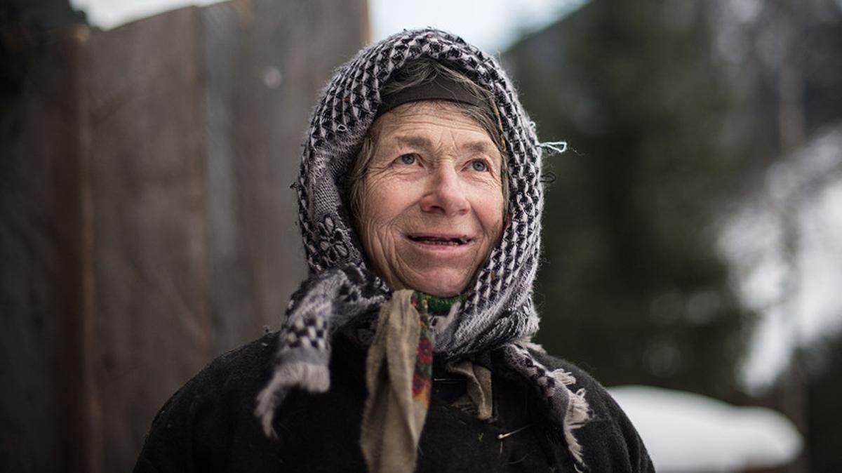 Retrato de Agafya Lykova em sua vida isolada na taiga siberiana