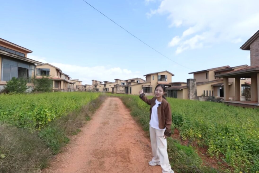 Más de 100 mansiones de lujo abandonadas en Yunnan exhiben ventanas panorámicas, balcones y jardines que se convirtieron en ruinas rodeadas por plantaciones, en un escenario silencioso y monumental.