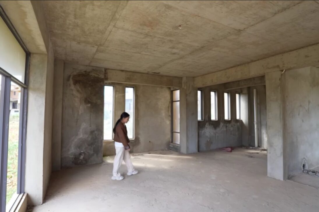 Más de 100 mansiones de lujo abandonadas en Yunnan exhiben ventanas panorámicas, balcones y jardines que se convirtieron en ruinas rodeadas por plantaciones, en un escenario silencioso y monumental.