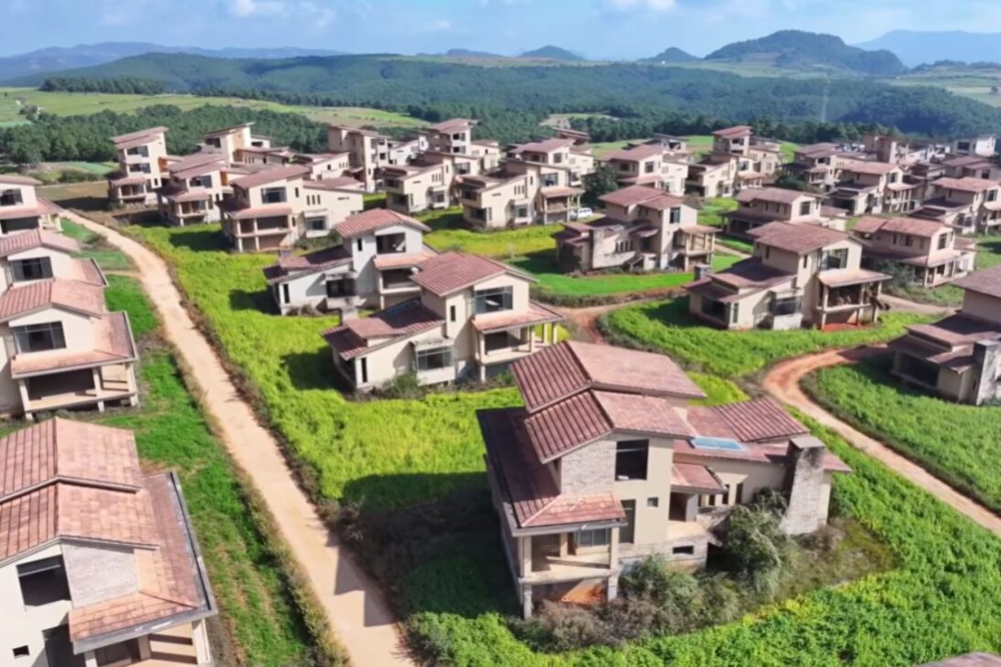 Más de 100 mansiones de lujo abandonadas en Yunnan exhiben ventanas panorámicas, balcones y jardines que se convirtieron en ruinas rodeadas por plantaciones, en un escenario silencioso y monumental.