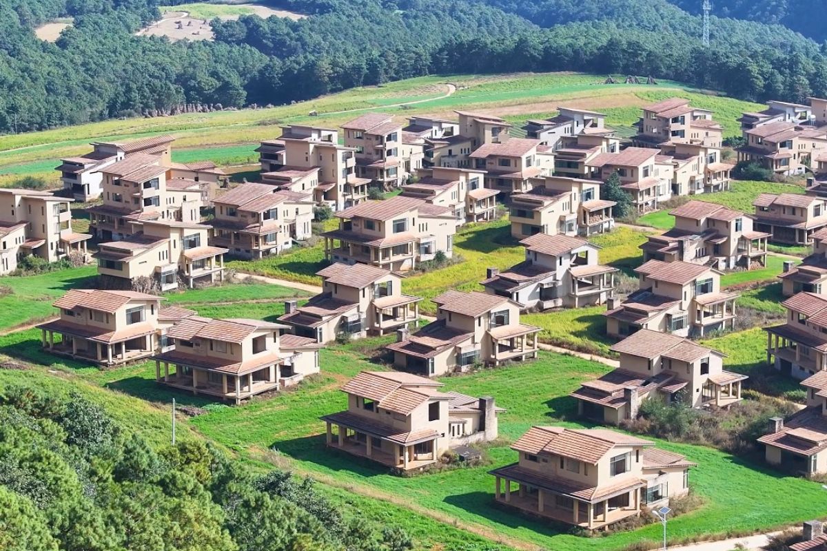 Mais de 100 mansões de luxo abandonadas em Yunnan exibem janelas panorâmicas, varandas e jardins que viraram ruínas cercadas por plantações, em um cenário silencioso e monumental.
