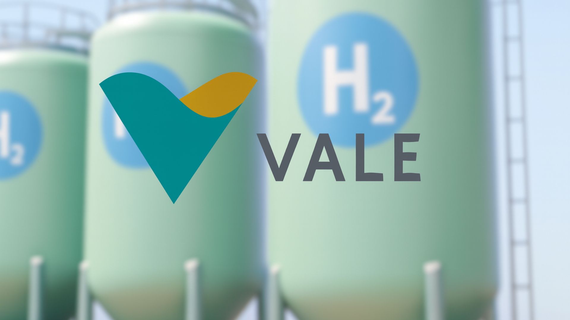 Logotipo da Vale em destaque sobre tanques de hidrogênio verde desfocados ao fundo.