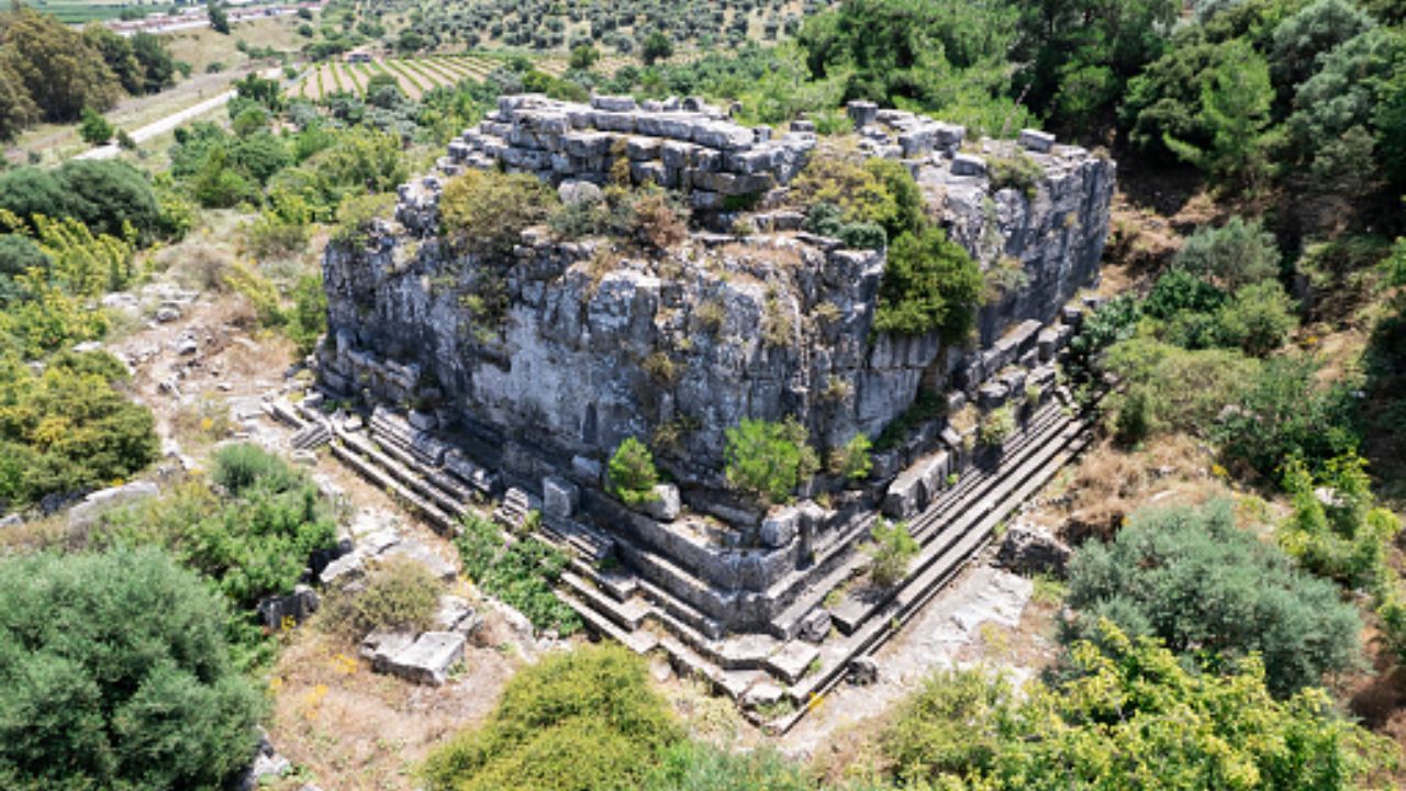 Explore 7 construcciones imposibles y lugares enigmáticos. Conoce monumentos antiguos de civilizaciones antiguas que desafían la historia y la lógica.
