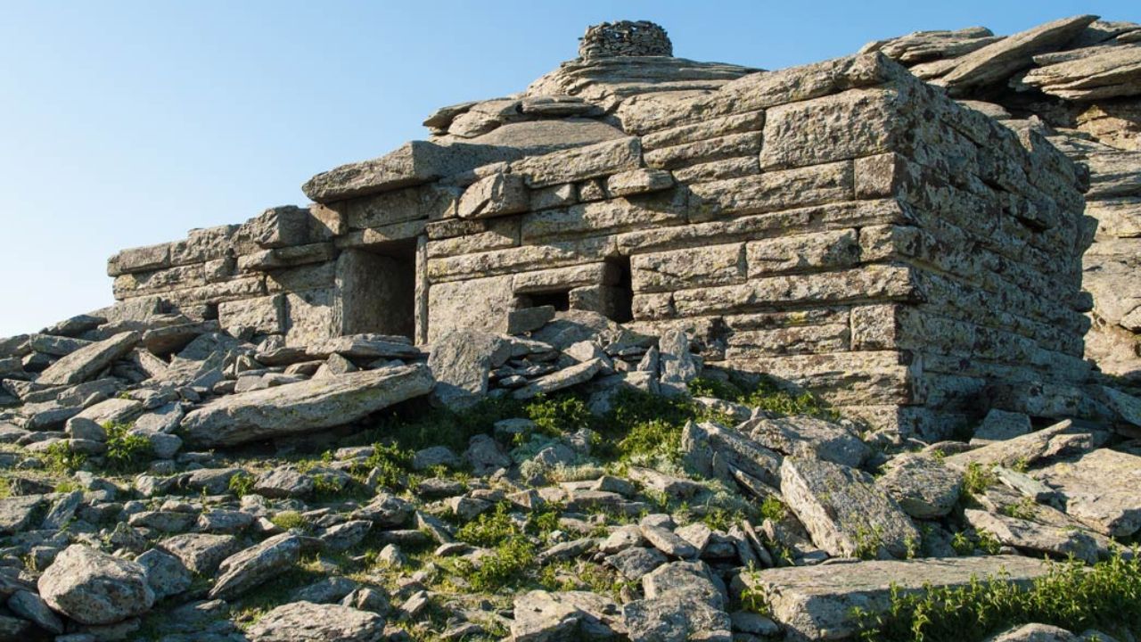 Explore 7 construcciones imposibles y lugares enigmáticos. Conoce monumentos antiguos de civilizaciones antiguas que desafían la historia y la lógica.