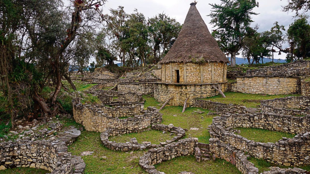 Explore 7 construcciones imposibles y lugares enigmáticos. Conoce monumentos antiguos de civilizaciones antiguas que desafían la historia y la lógica.