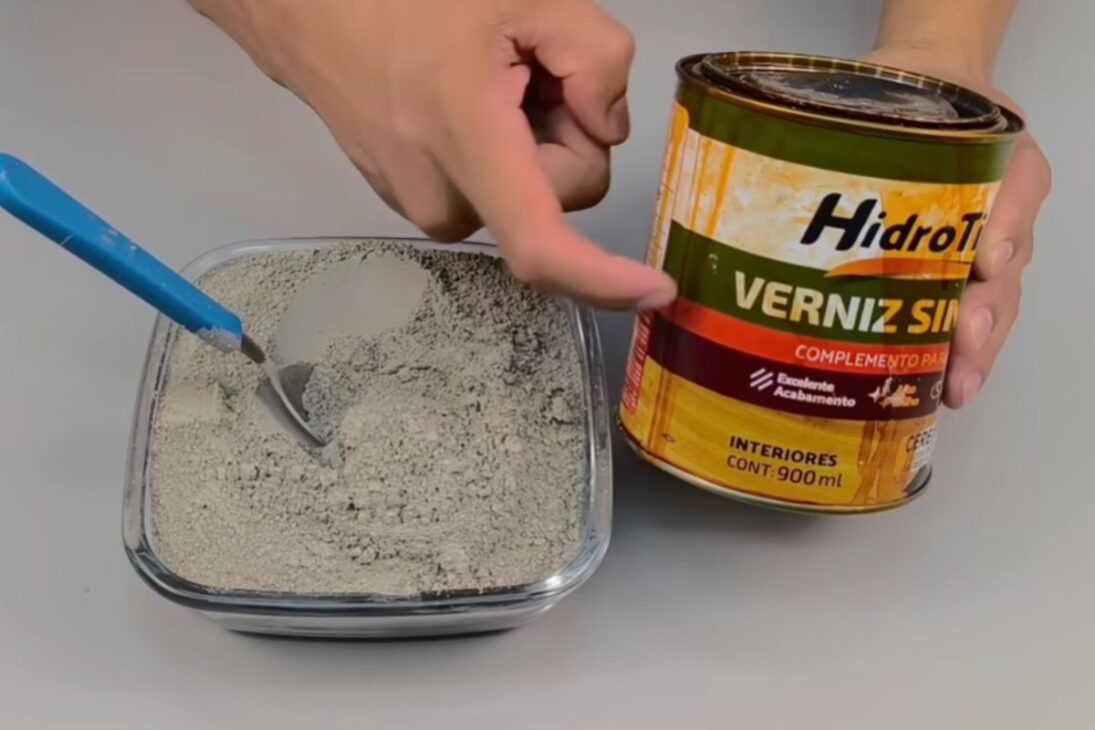 Mezclar cemento con barniz crea una tinta casera poderosa que renueva concreto antiguo, cubre manchas en la primera mano, seca en 8 horas, no descasca y entrega un acabado resistente y duradero