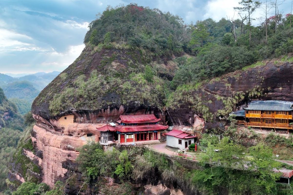 Casas de pedra no topo do penhasco guardam refúgio antigo onde monges meditam em cavernas e moradores vivem isolados num paraíso nas montanhas
