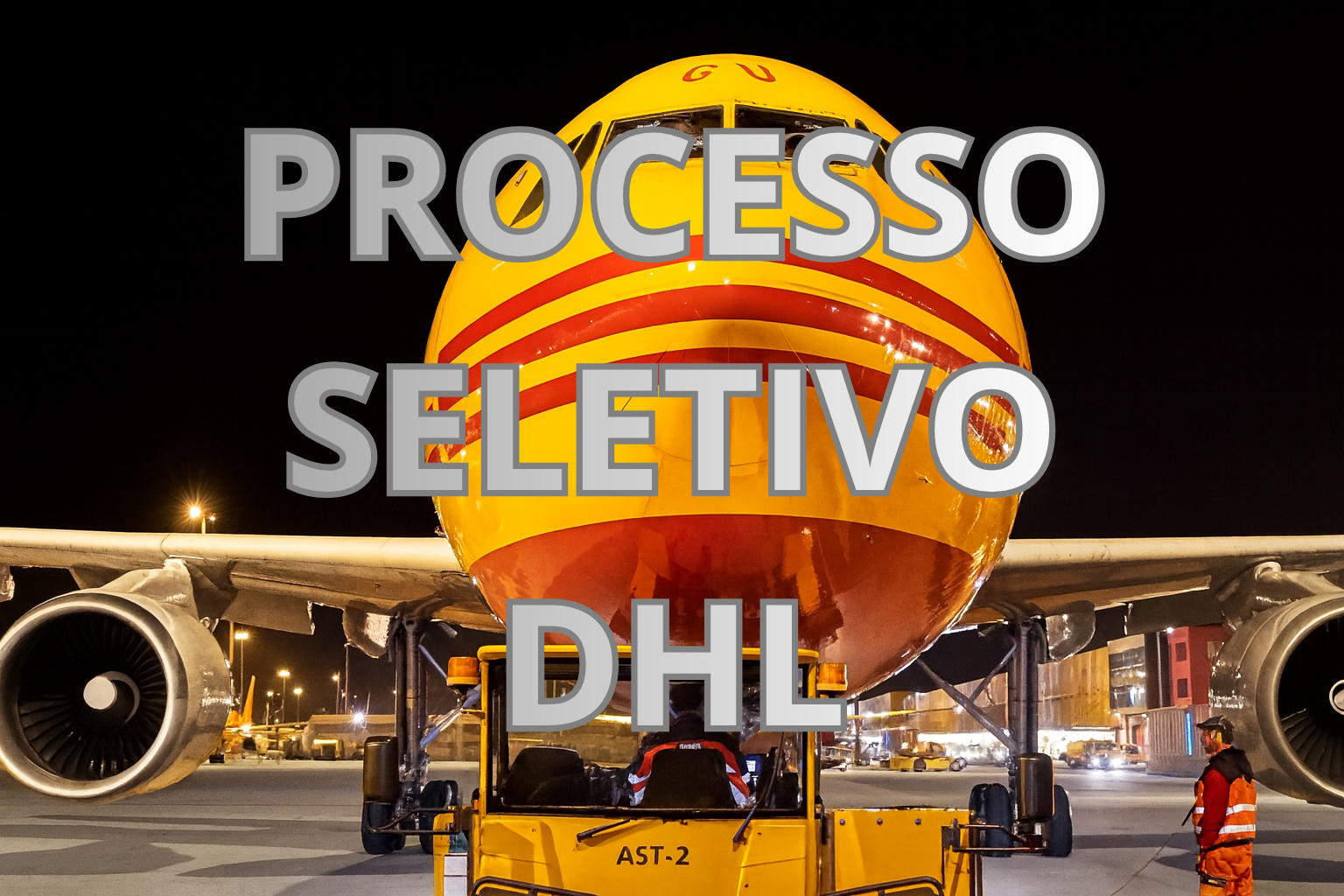 Avião cargueiro da DHL em operação noturna no pátio logístico, representando o processo seletivo para Assistente de Operações em São Paulo.