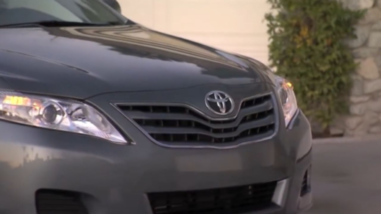 Na faixa de R$ 52 mil, com motor V6 de 278 cv e tração dianteira, este sedã grande oferece poltronas de couro, persiana elétrica e um isolamento de classe executiva; redescubra o Toyota Camry 2008