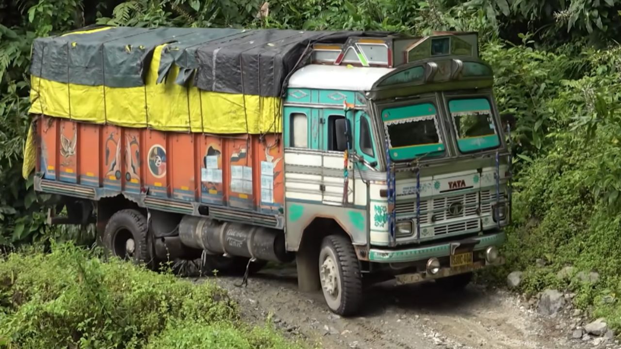 Ve cómo el Río Brahmaputra mueve el crecimiento económico y la disputa hídrica en India, China y Bangladesh, rodeado de caminos peligrosos y desafíos vitales.