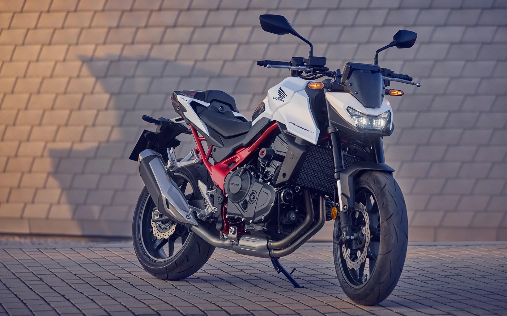 Nova geração da Honda Hornet chega em 2026 com motor de 150 cv e quatro cilindros, resgatando o rugido das supernaked que marcaram uma era