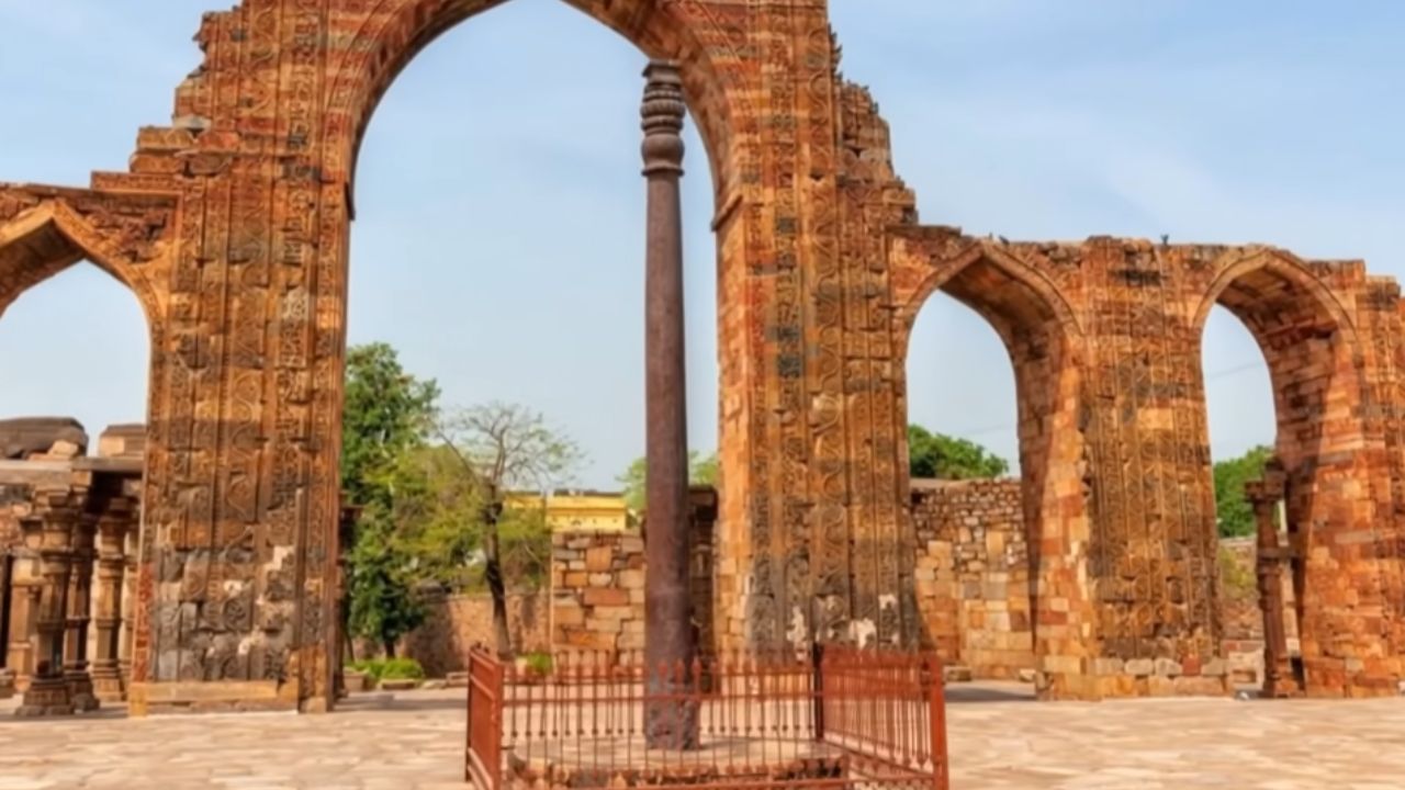 Descubre la ingeniería imposible del Minarete Qutub en India. Una construcción histórica y torre de 72 metros que desafía el tiempo y terremotos.