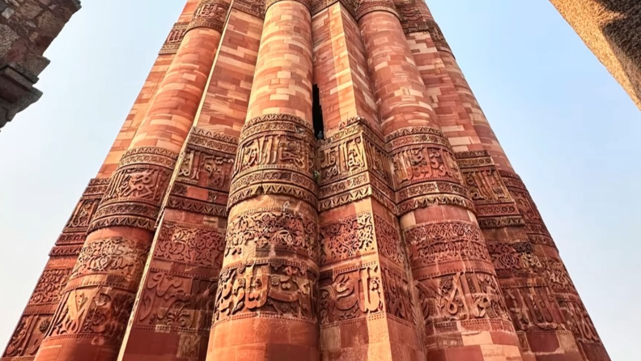 Descubre la ingeniería imposible del Minarete Qutub en India. Una construcción histórica y torre de 72 metros que desafía el tiempo y terremotos.
