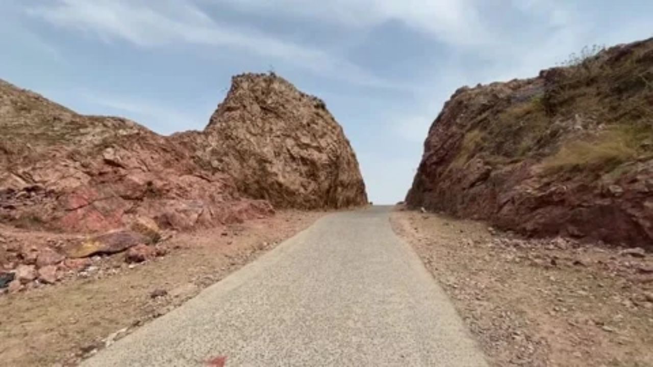 O homem da montanha da Índia armado apenas com martelo e cinzel, ele passou 22 anos quebrando uma montanha sozinho para abrir uma estrada de 110 metros