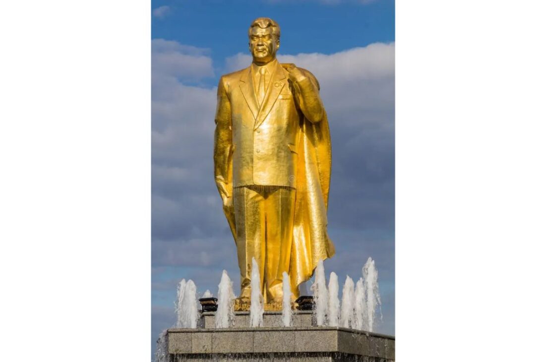 Conozca el increíble Turkmenistán: perros prohibidos y luego obligatorios, presidente que cambió los meses y una capital cubierta de mármol en el desierto.