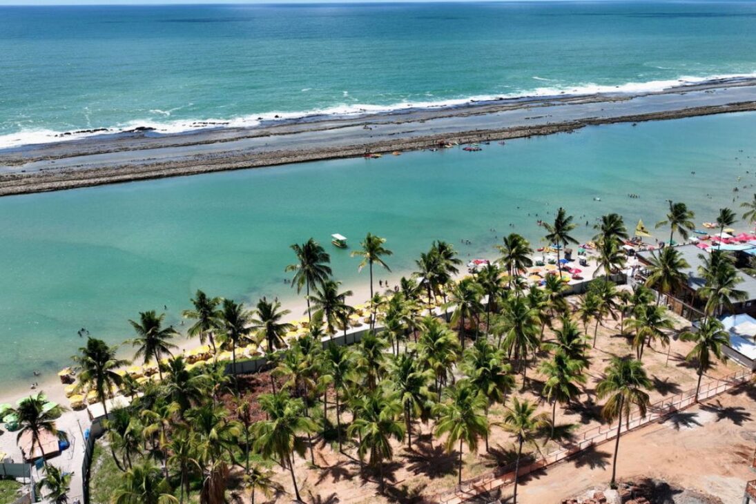 Descubre el paraíso brasileño de Porto de Galinhas, en la costa de Ipojuca, donde el mar forma piscinas naturales cinematográficas, con playas como Muro Alto y una franja de costa que coloca el Nordeste en el mapa de los grandes destinos de Brasil.

