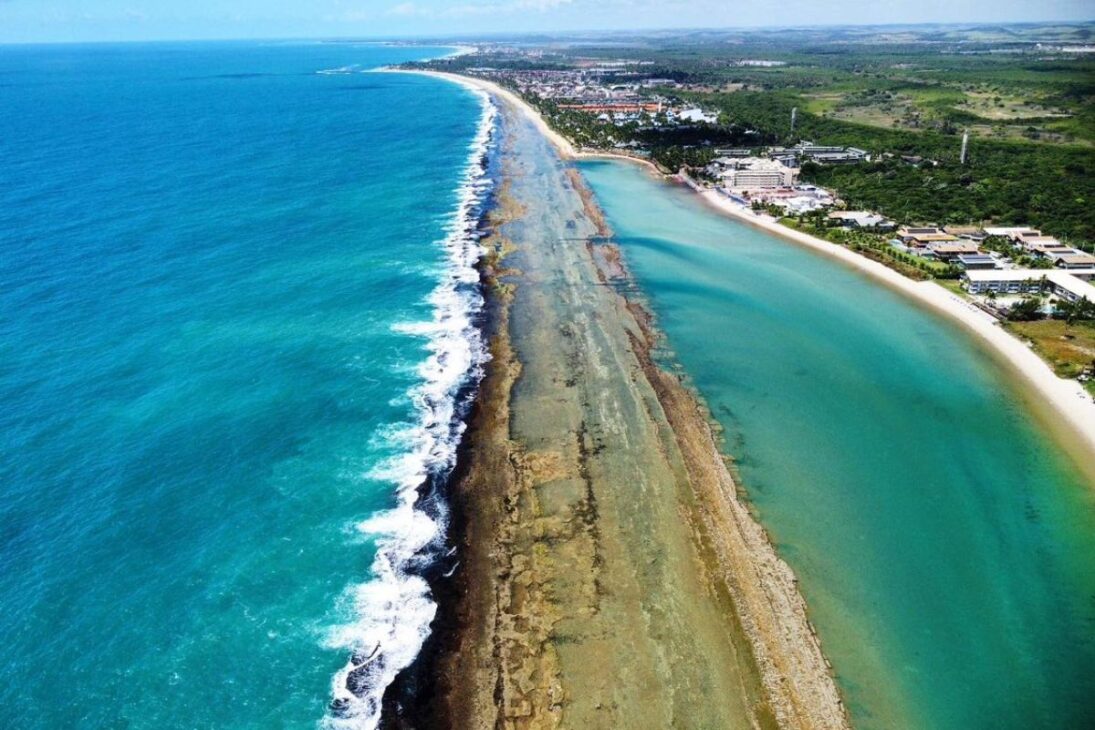 Descubre el paraíso brasileño de Porto de Galinhas, en la costa de Ipojuca, donde el mar forma piscinas naturales cinematográficas, con playas como Muro Alto y una franja de costa que coloca el Nordeste en el mapa de los grandes destinos de Brasil.

