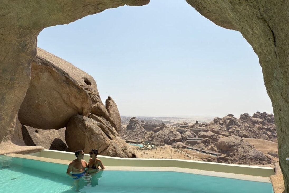 El resort más impresionante de Arabia Saudita: piscina en el acantilado, spa con vista y yoga al atardecer en el desierto