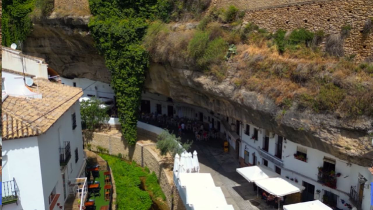 O vilarejo construído sob uma única rocha gigante: a cidade inteira que foi construída debaixo da montanha, ruas e casas se espremem sob um penhasco que serve de teto natural há séculos