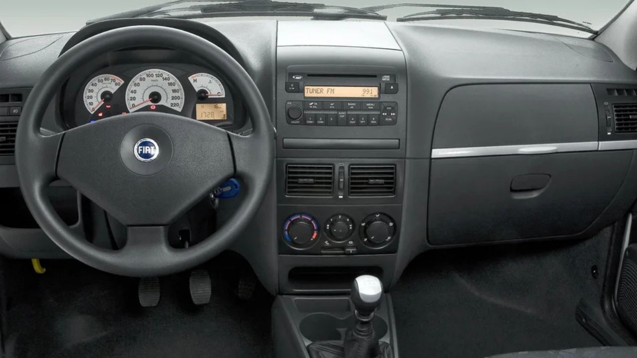 O Fiat esquecido que surpreende: com motor 1.8 GM Family I, o Palio ELX entrega desempenho forte, consumo honesto na estrada e robustez mecânica que muitos ignoram; conheça o Palio 1.8 que virou achado entre usados