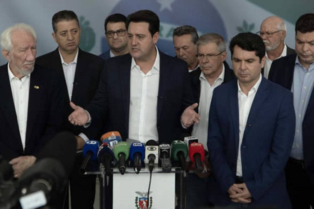 Construcción de emergencia de casas en Río Bonito de Iguaçu reacciona al tornado F3 con apoyo del Fondo Estatal de Calamidad Pública y enfoque en casas en Río Bonito de Iguaçu.