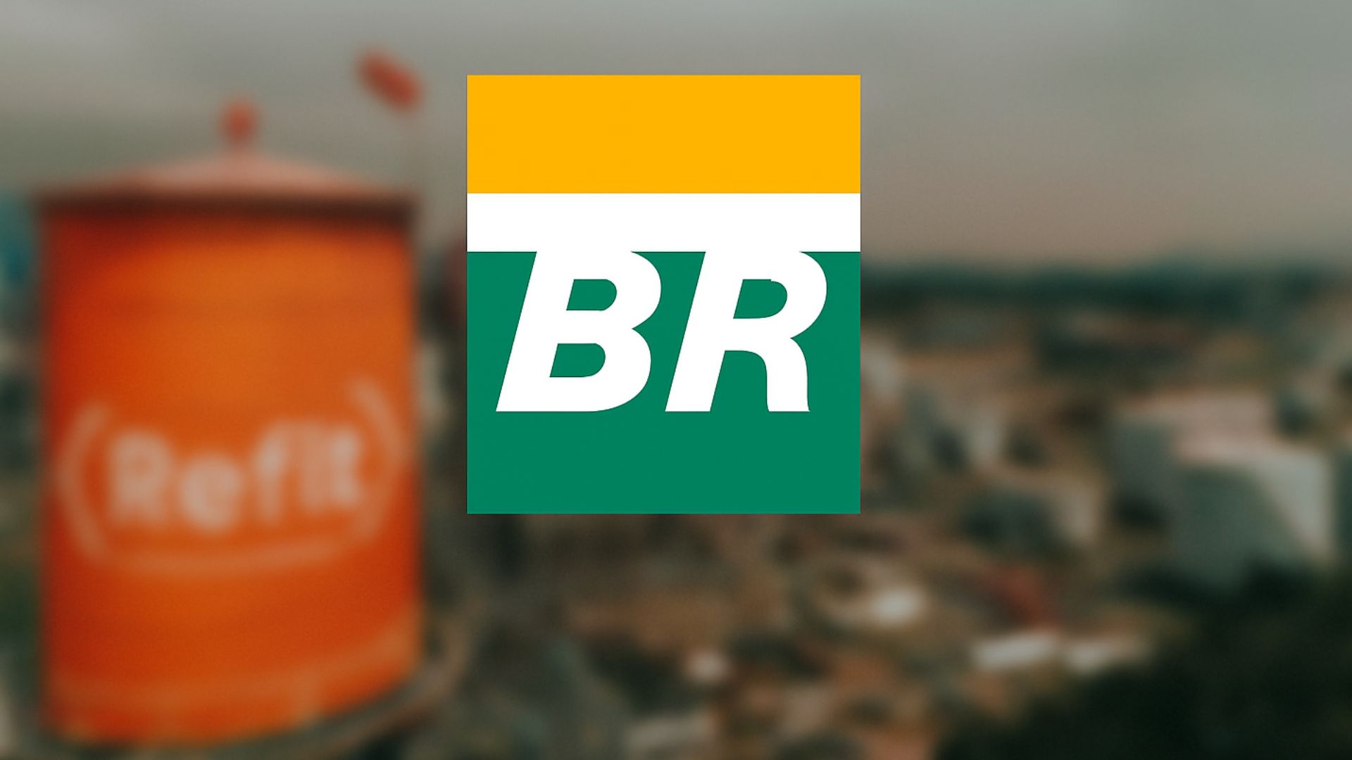 Imagem desfocada da Refinaria Refit com o logotipo da Petrobras centralizado em destaque.