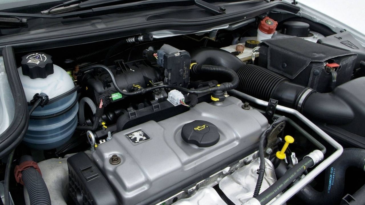 Hatch francês discreto, mas capaz de fazer até 15 km/l e com manutenção simples surpreende pelo custo-benefício: conheça o Peugeot 206 Soleil 1.4, o “sobrevivente esquecido” das ruas brasileiras